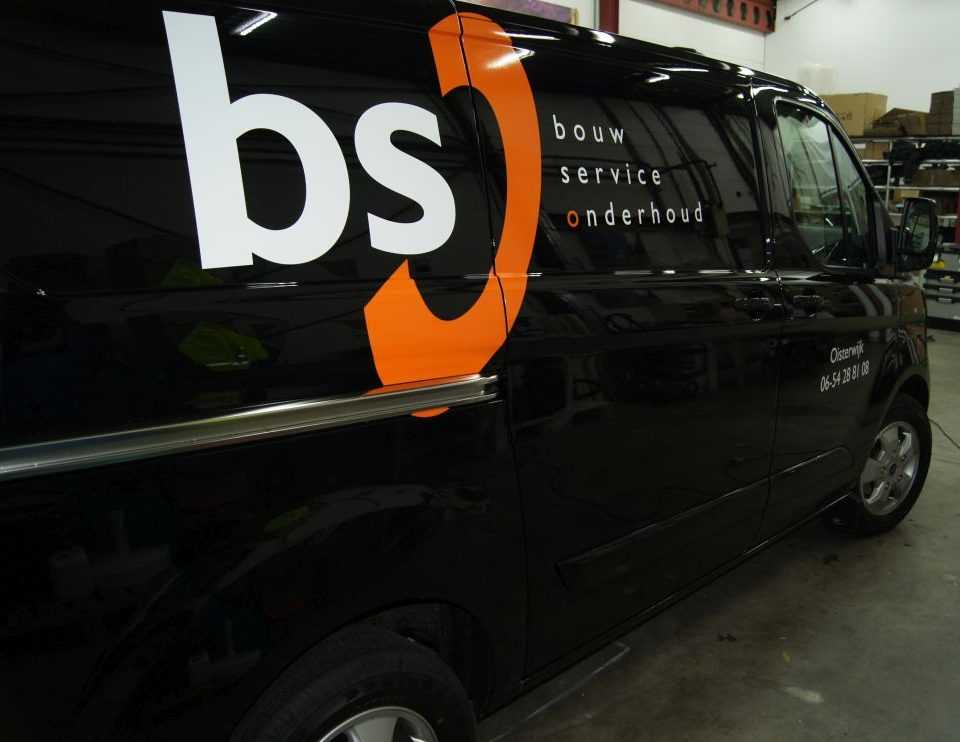 Bedrijfbus met eigen logo van BS Bouw