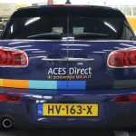 Aces Direct logo op achterkant auto