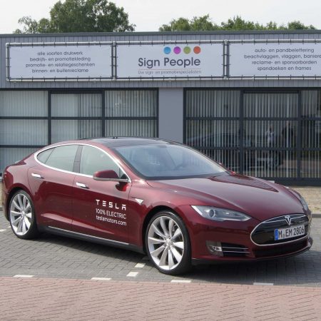 Tesla Tilburg bedrukt met logo Tesla