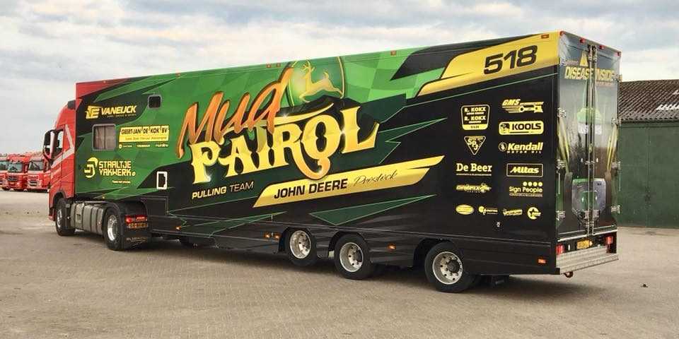 Autobelettering Mud Patrol logo tekst ontwerp vrachtwagen bakwagen